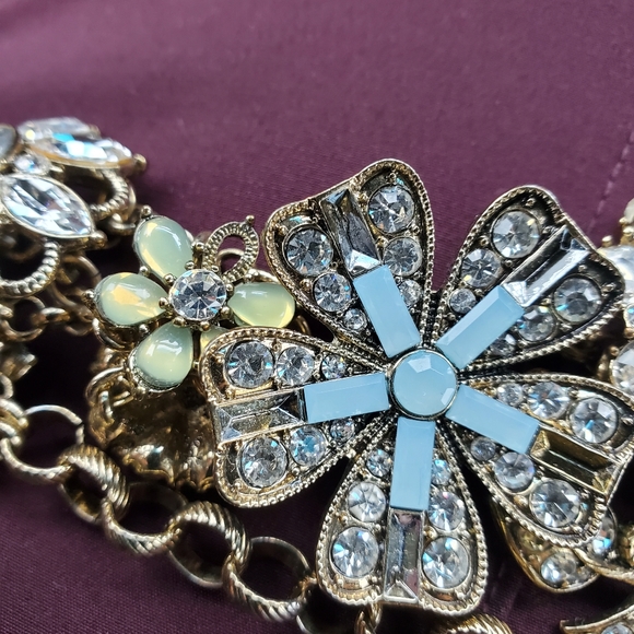 Betsey Johnson Iconic Flower & Gem Frontal Necklace - Picture 3 of 10